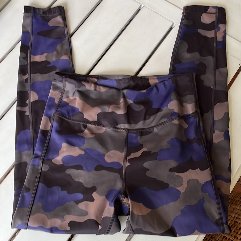 Athleta Ultimate Stash Printed 7/8 Tights Camouflage Sz Medium Tall - Picture 5 of 7